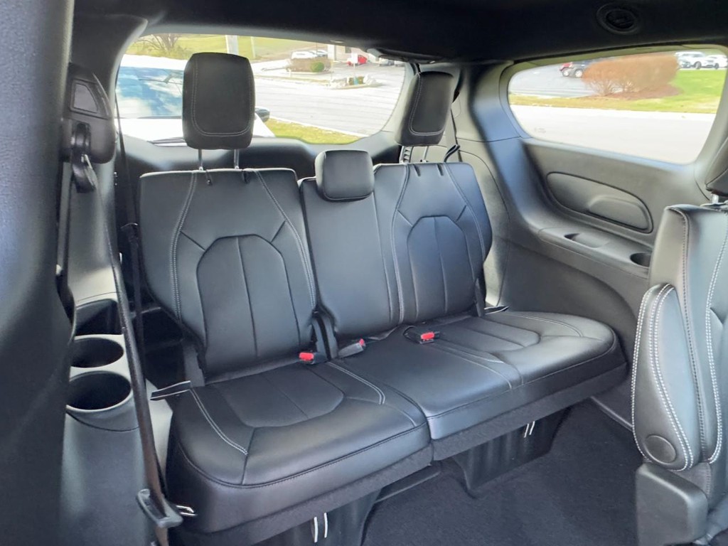 Chrysler Pacifica Vehicle Full-screen Gallery Image 06