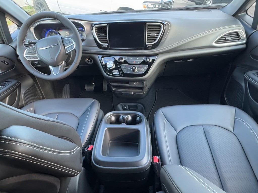 Chrysler Pacifica Vehicle Full-screen Gallery Image 07