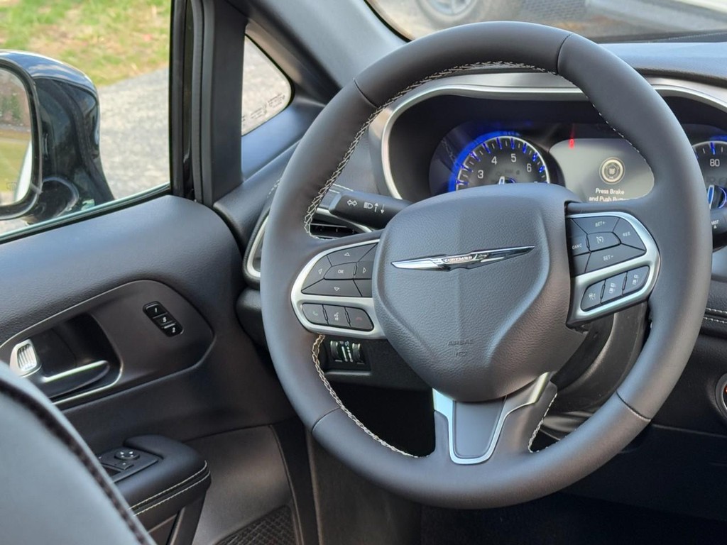 Chrysler Pacifica Vehicle Full-screen Gallery Image 08