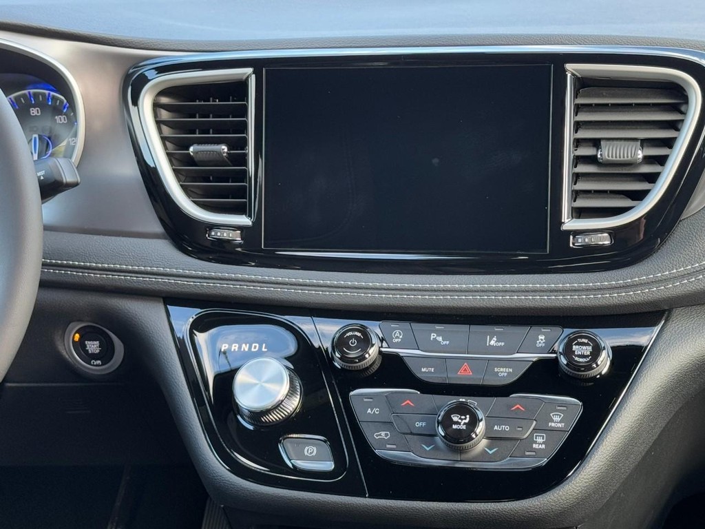 Chrysler Pacifica Vehicle Full-screen Gallery Image 09