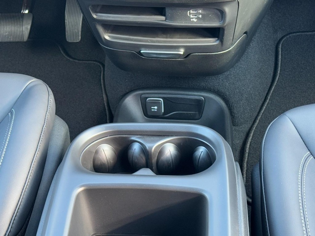 Chrysler Pacifica Vehicle Full-screen Gallery Image 10