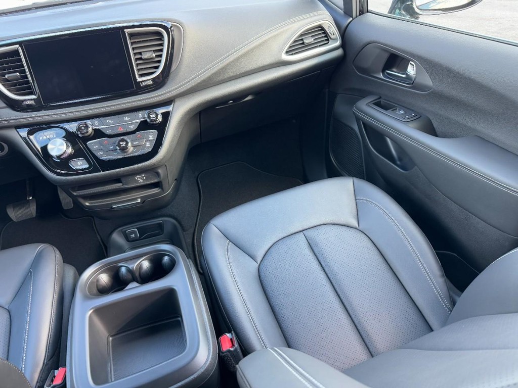 Chrysler Pacifica Vehicle Full-screen Gallery Image 11