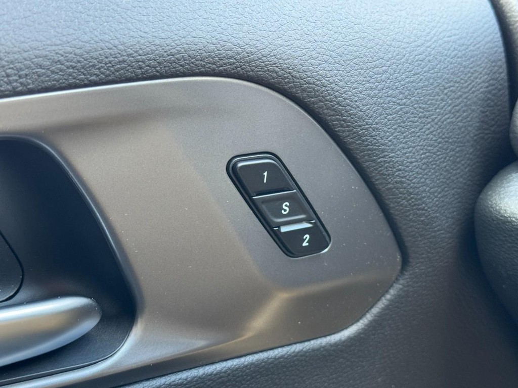 Chrysler Pacifica Vehicle Full-screen Gallery Image 12