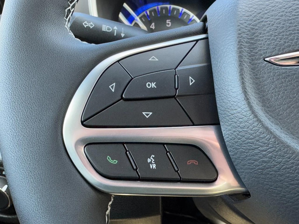 Chrysler Pacifica Vehicle Full-screen Gallery Image 13