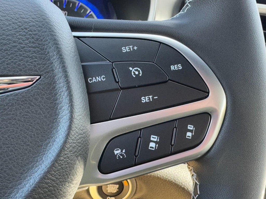 Chrysler Pacifica Vehicle Full-screen Gallery Image 14