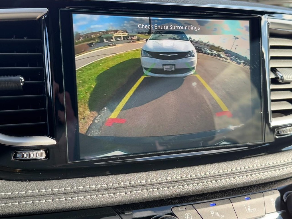 Chrysler Pacifica Vehicle Full-screen Gallery Image 16