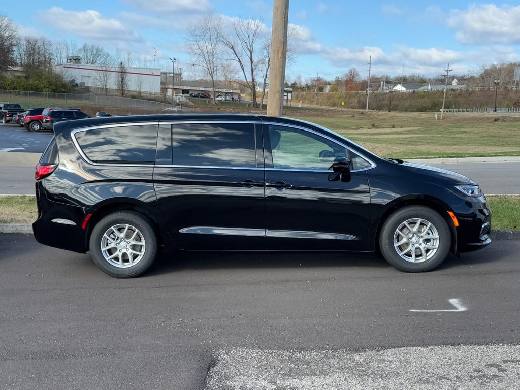 Chrysler Pacifica Vehicle Full-screen Gallery Image 02