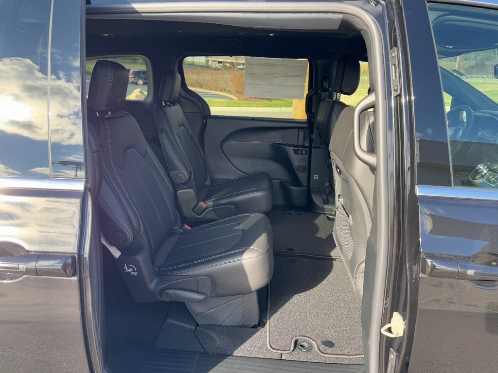 Chrysler Pacifica Vehicle Full-screen Gallery Image 05