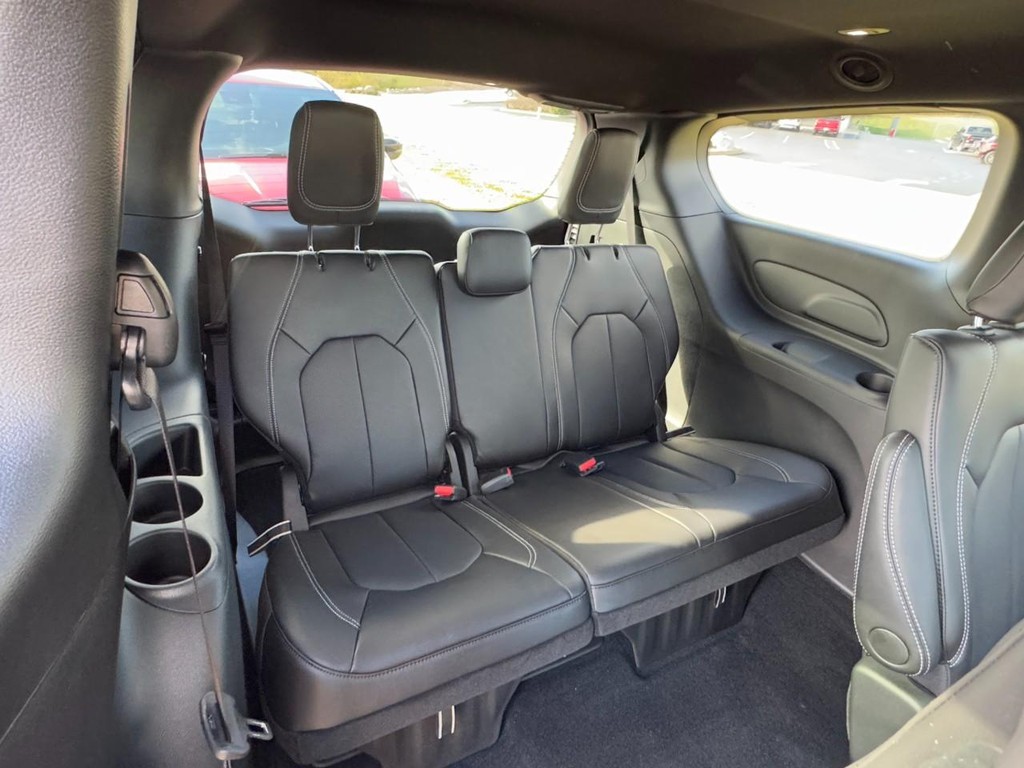 Chrysler Pacifica Vehicle Full-screen Gallery Image 06