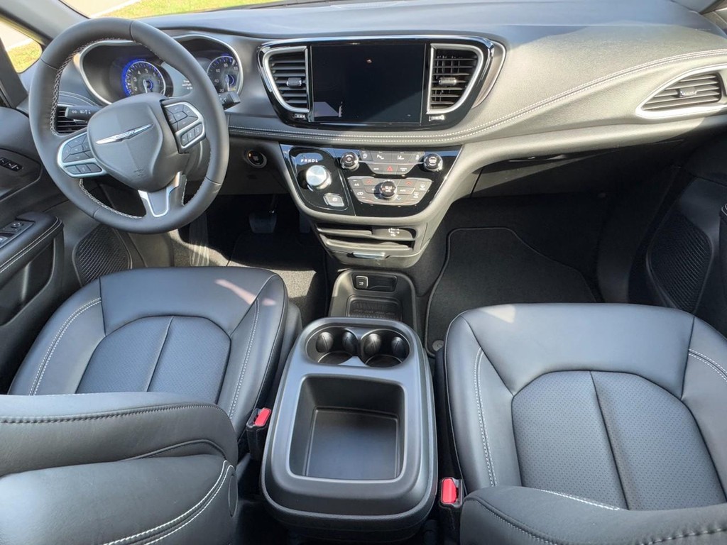 Chrysler Pacifica Vehicle Full-screen Gallery Image 07