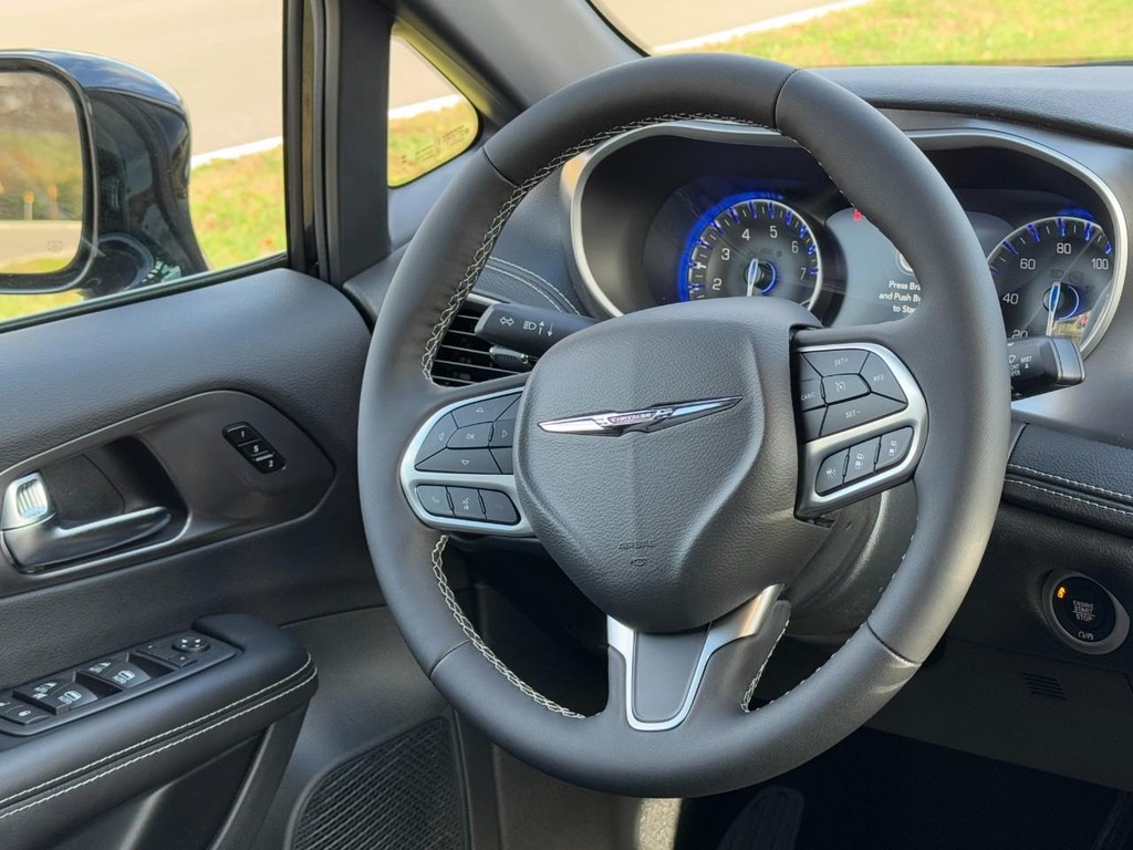 Chrysler Pacifica Vehicle Full-screen Gallery Image 08