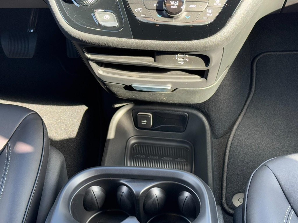 Chrysler Pacifica Vehicle Full-screen Gallery Image 10