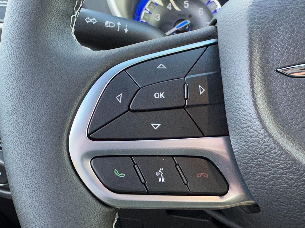 Chrysler Pacifica Vehicle Full-screen Gallery Image 12