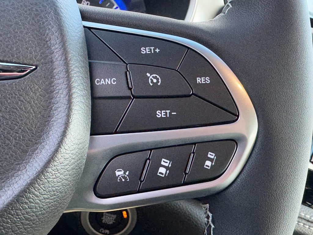 Chrysler Pacifica Vehicle Full-screen Gallery Image 13