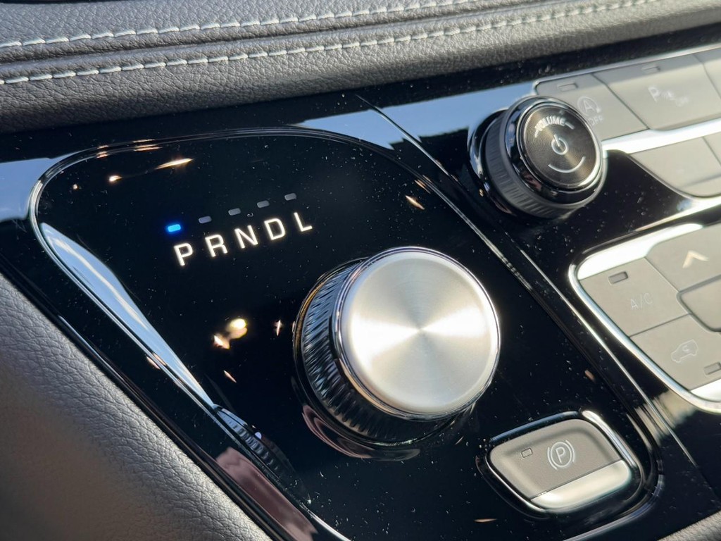 Chrysler Pacifica Vehicle Full-screen Gallery Image 14