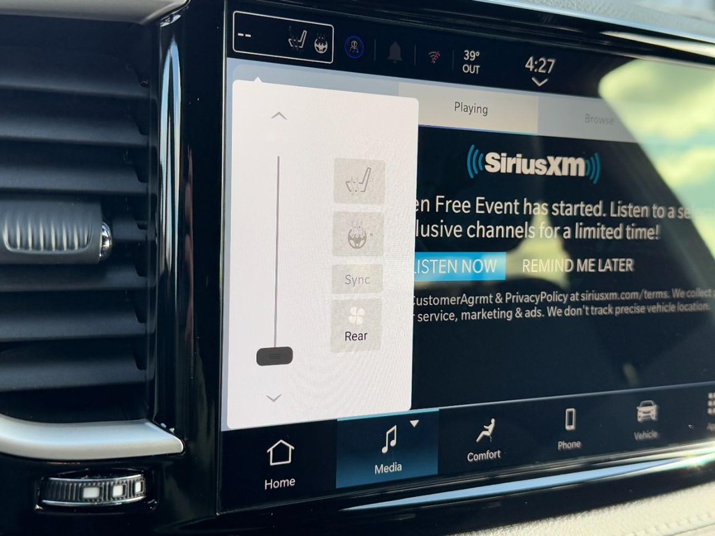 Chrysler Pacifica Vehicle Full-screen Gallery Image 15