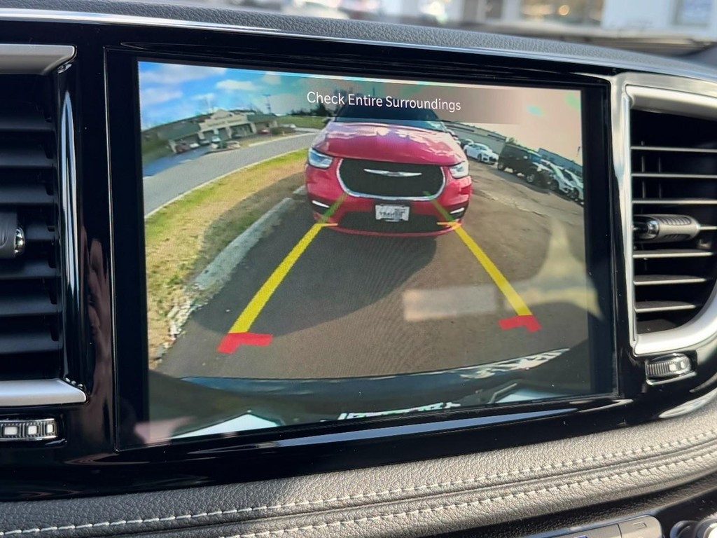 Chrysler Pacifica Vehicle Full-screen Gallery Image 16