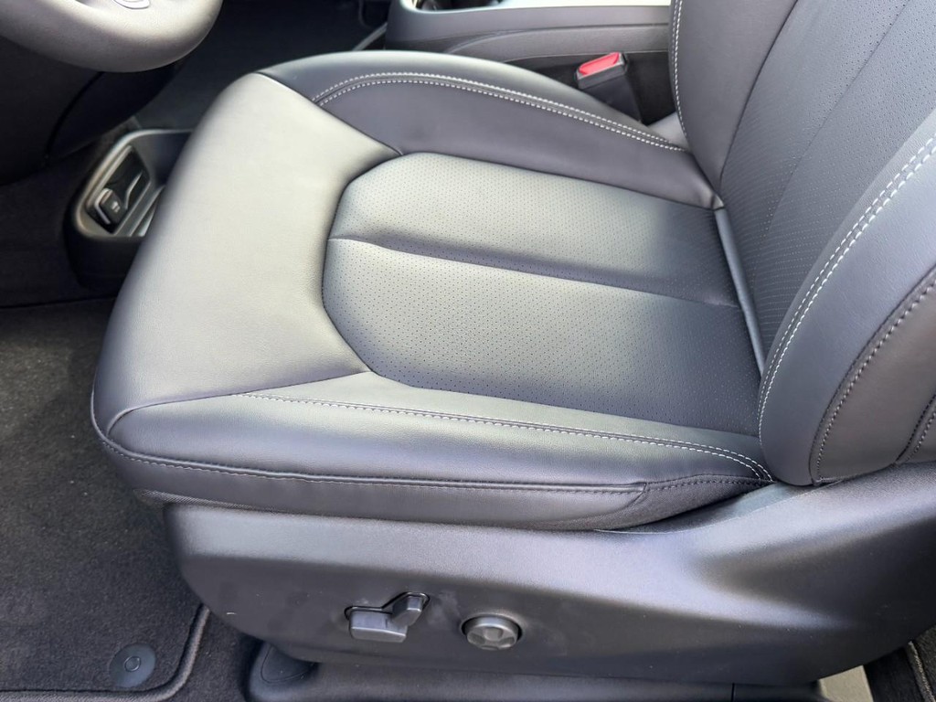 Chrysler Pacifica Vehicle Full-screen Gallery Image 17