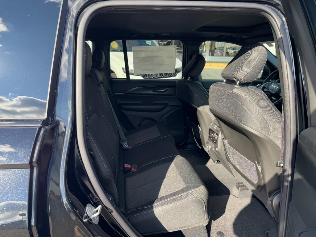 Jeep Grand Cherokee Vehicle Full-screen Gallery Image 05