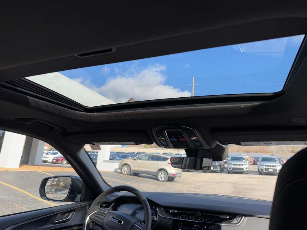 Jeep Grand Cherokee Vehicle Full-screen Gallery Image 06