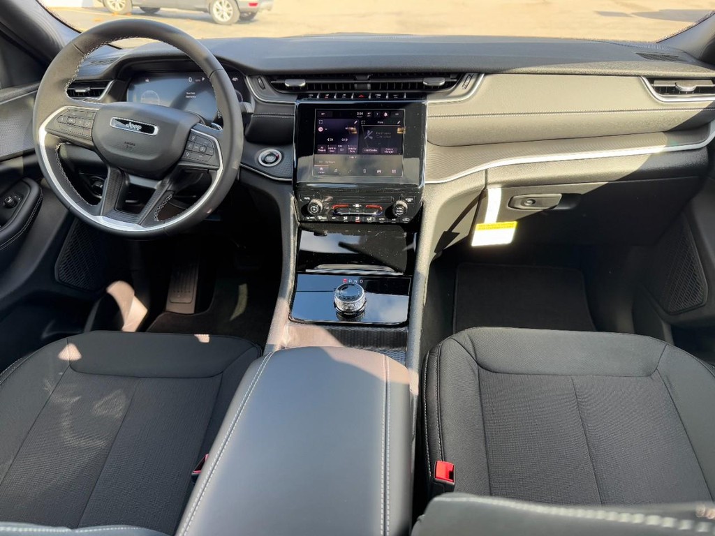 Jeep Grand Cherokee Vehicle Full-screen Gallery Image 07