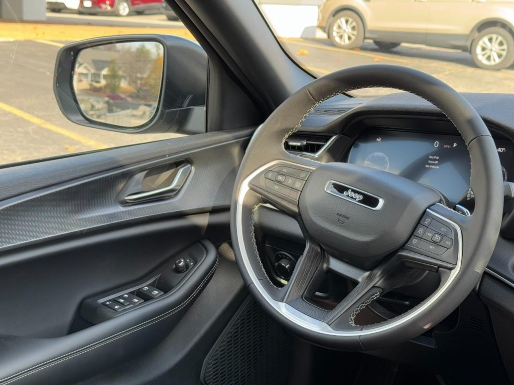 Jeep Grand Cherokee Vehicle Full-screen Gallery Image 08