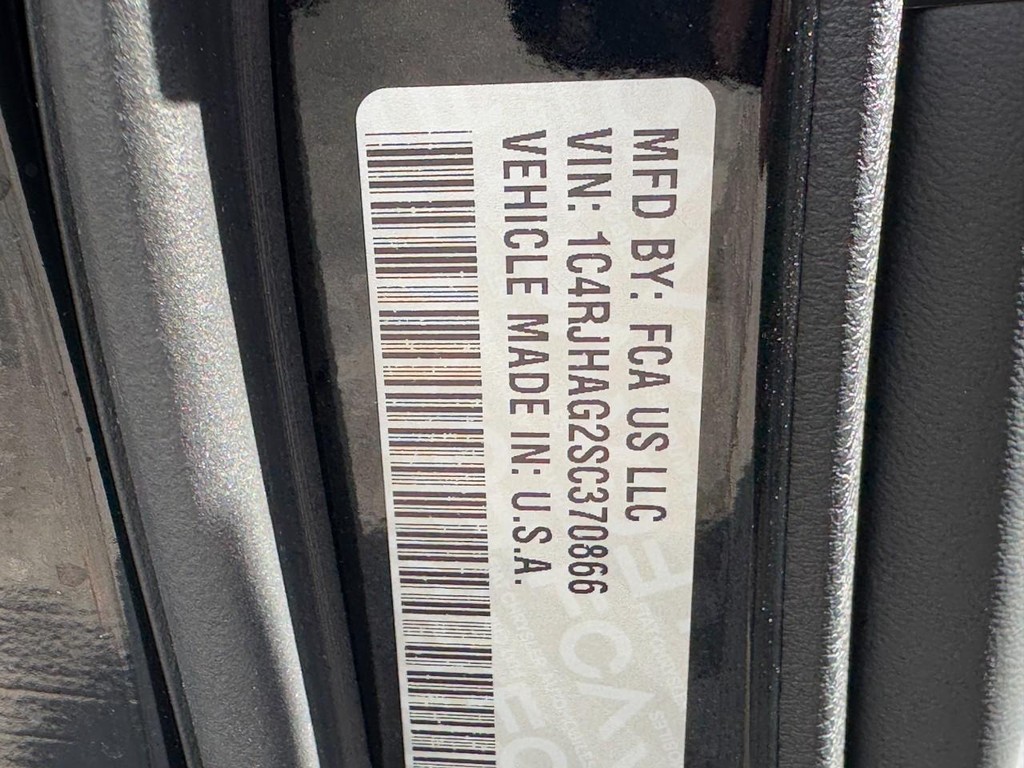 Jeep Grand Cherokee Vehicle Full-screen Gallery Image 17