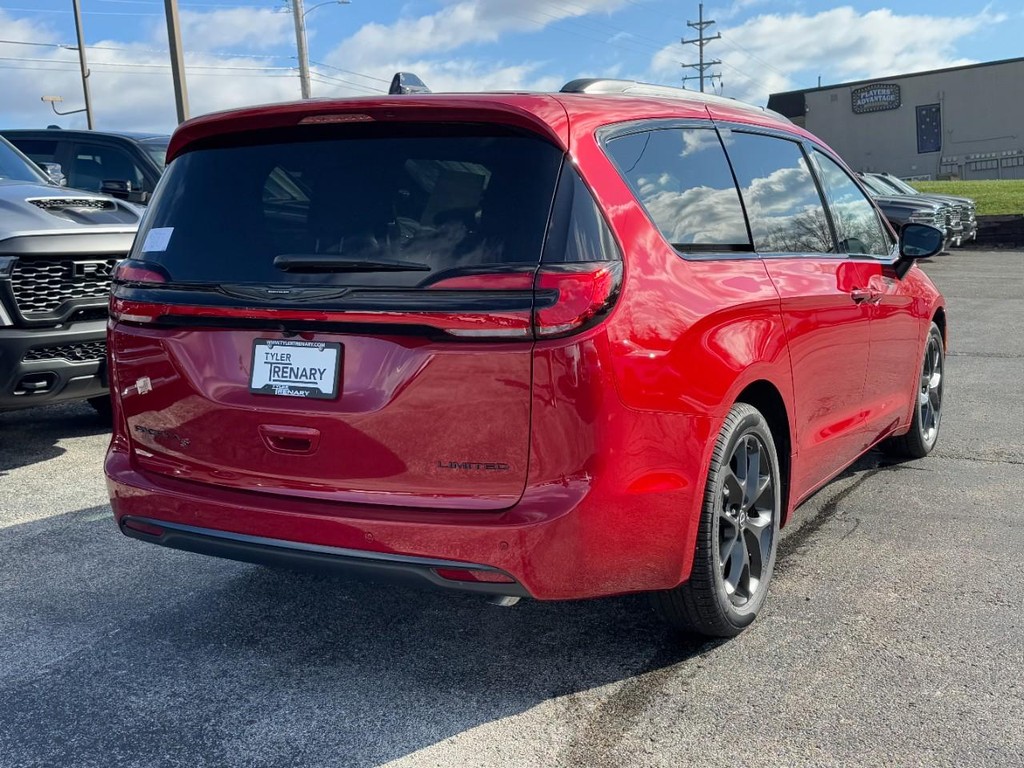 Chrysler Pacifica Vehicle Full-screen Gallery Image 03