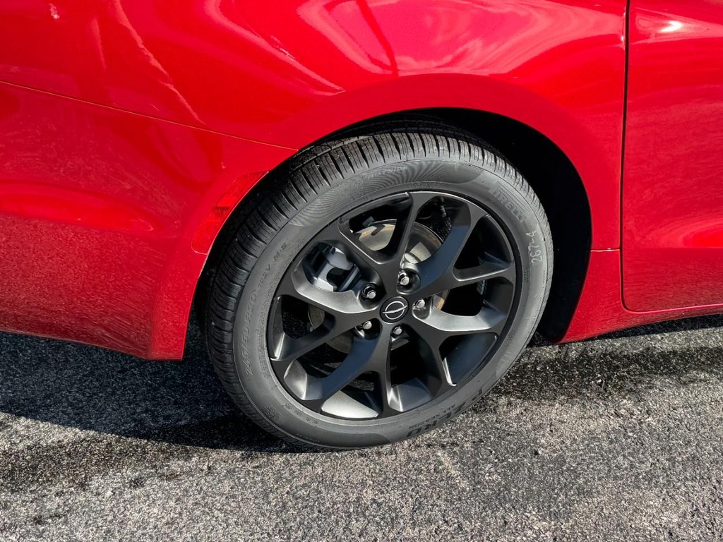 Chrysler Pacifica Vehicle Full-screen Gallery Image 04