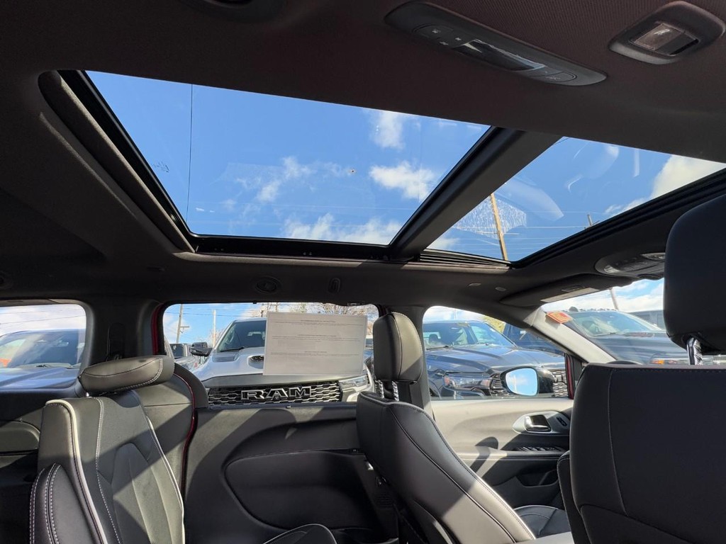 Chrysler Pacifica Vehicle Full-screen Gallery Image 06