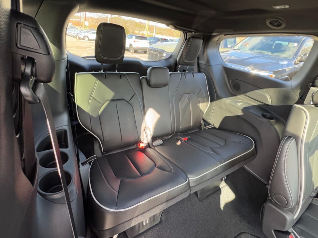 Chrysler Pacifica Vehicle Full-screen Gallery Image 07