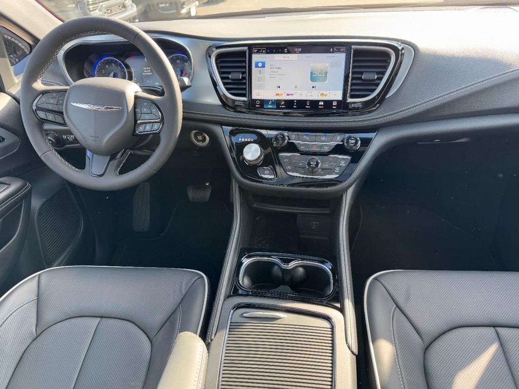 Chrysler Pacifica Vehicle Full-screen Gallery Image 08