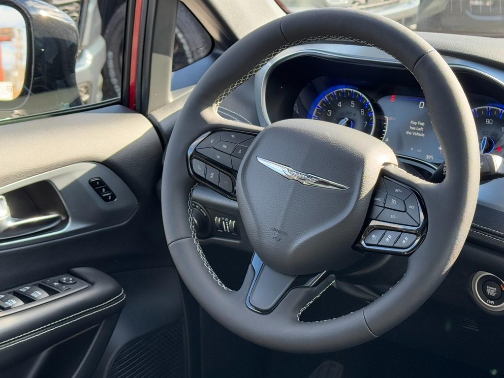 Chrysler Pacifica Vehicle Full-screen Gallery Image 09