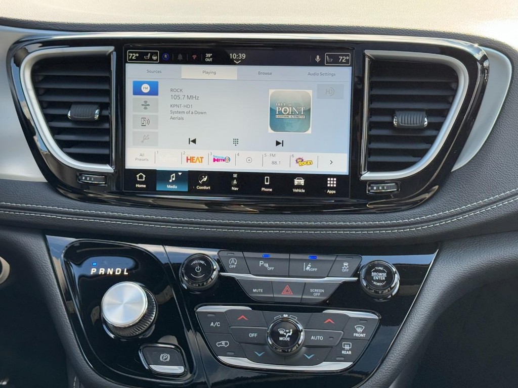 Chrysler Pacifica Vehicle Full-screen Gallery Image 10