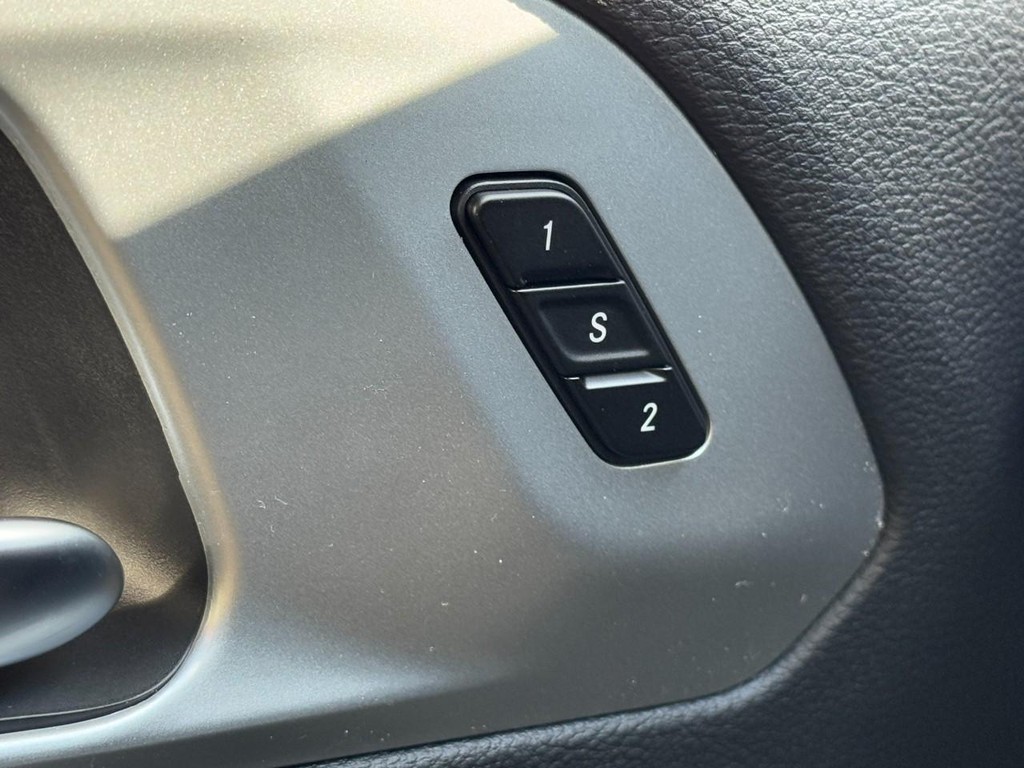 Chrysler Pacifica Vehicle Full-screen Gallery Image 12