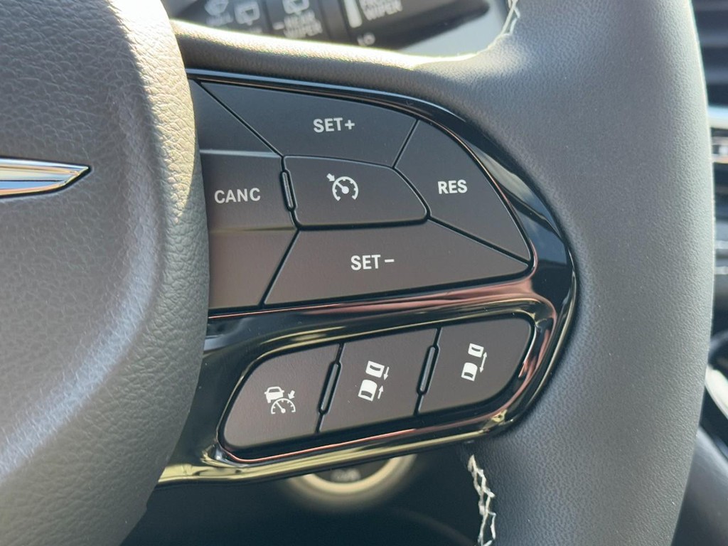 Chrysler Pacifica Vehicle Full-screen Gallery Image 14