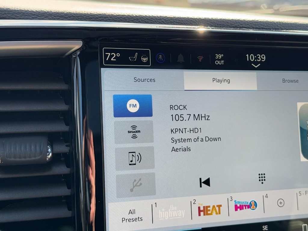 Chrysler Pacifica Vehicle Full-screen Gallery Image 16