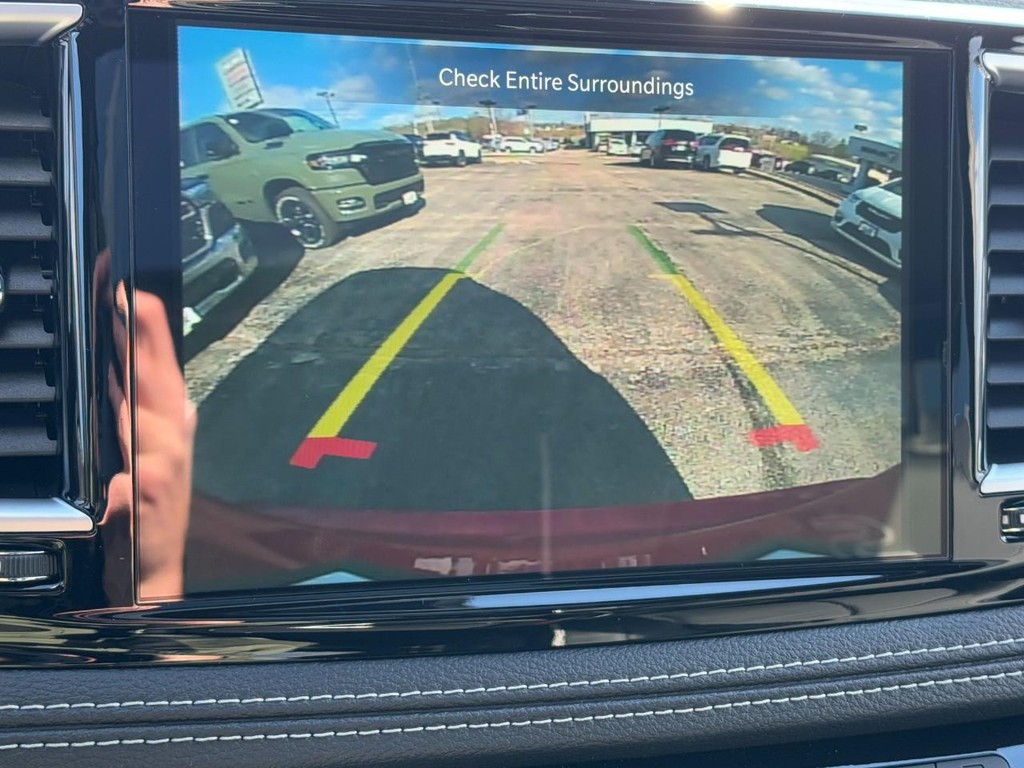 Chrysler Pacifica Vehicle Full-screen Gallery Image 18