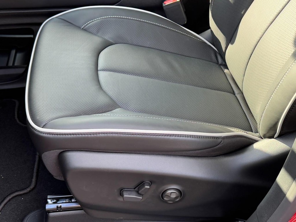 Chrysler Pacifica Vehicle Full-screen Gallery Image 19