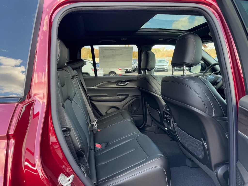 Jeep Grand Cherokee Vehicle Full-screen Gallery Image 05