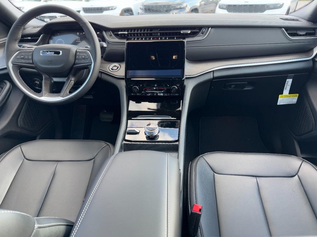 Jeep Grand Cherokee Vehicle Full-screen Gallery Image 06