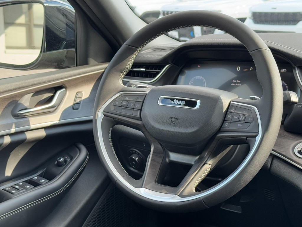 Jeep Grand Cherokee Vehicle Full-screen Gallery Image 07