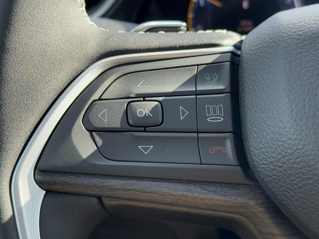 Jeep Grand Cherokee Vehicle Full-screen Gallery Image 11