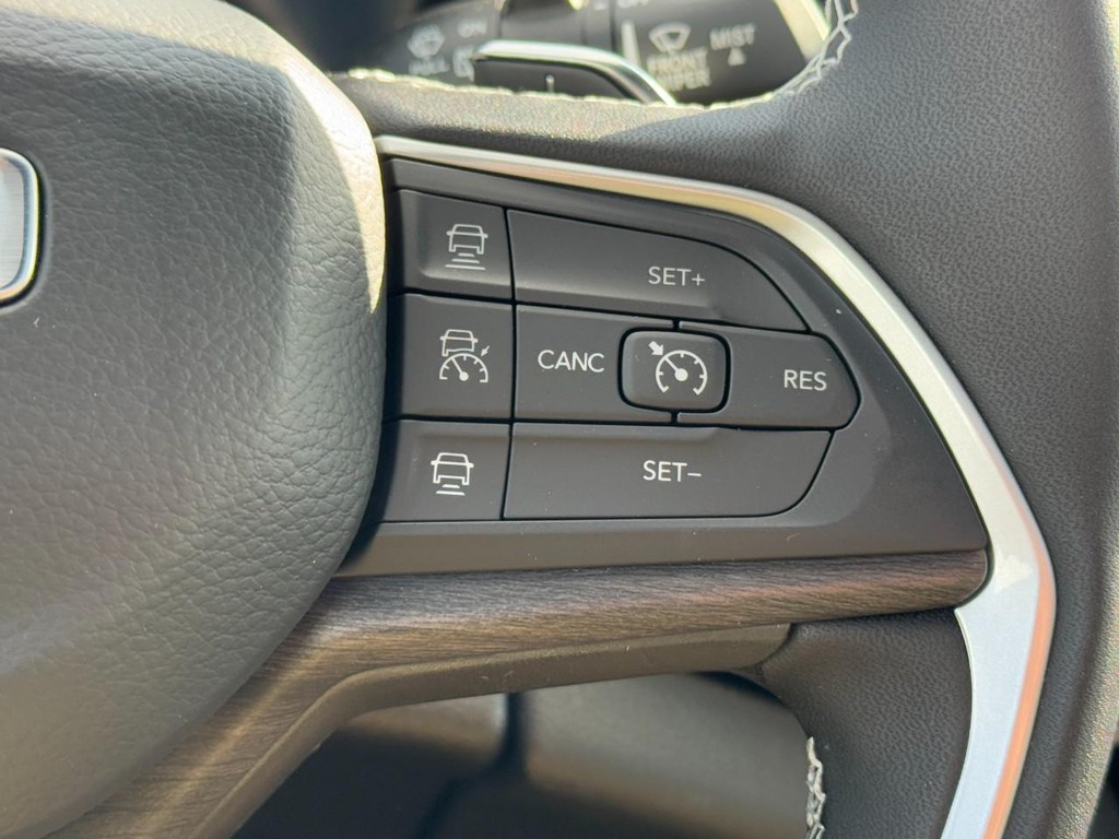 Jeep Grand Cherokee Vehicle Full-screen Gallery Image 12