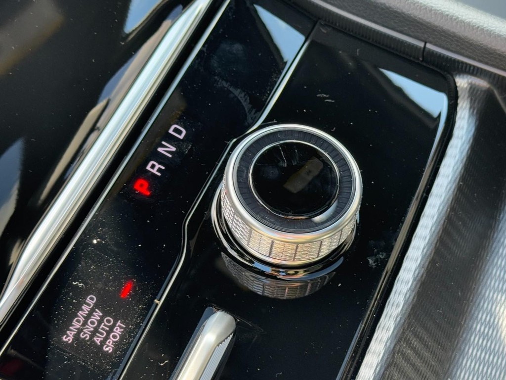 Jeep Grand Cherokee Vehicle Full-screen Gallery Image 13