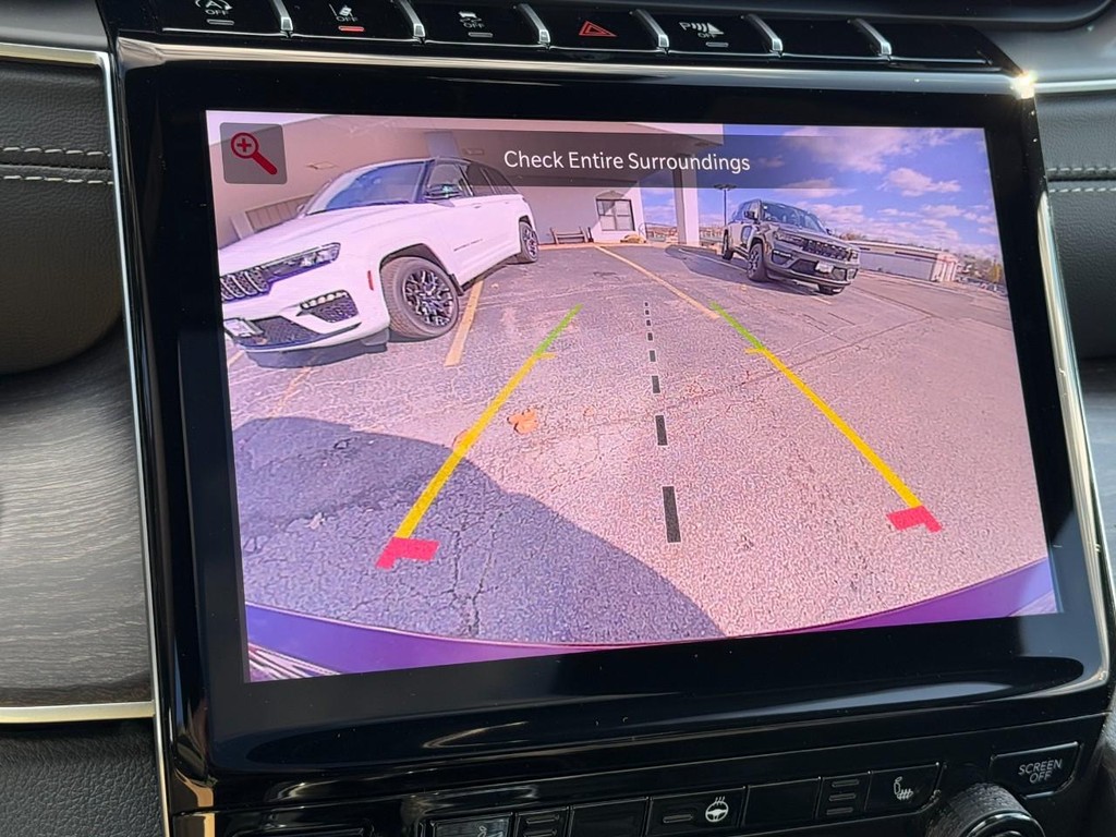 Jeep Grand Cherokee Vehicle Full-screen Gallery Image 15