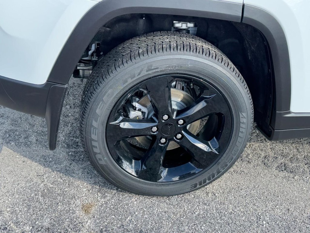 Jeep Grand Cherokee Vehicle Full-screen Gallery Image 04