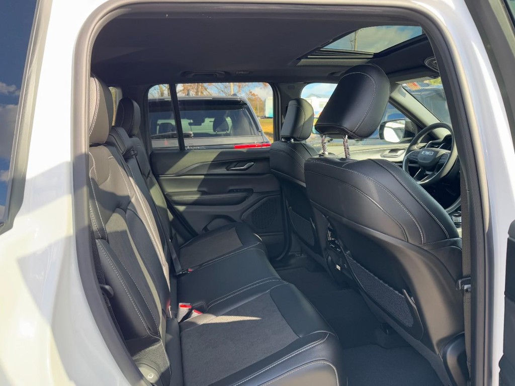 Jeep Grand Cherokee Vehicle Full-screen Gallery Image 05