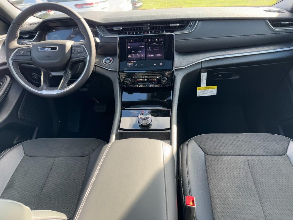 Jeep Grand Cherokee Vehicle Full-screen Gallery Image 07