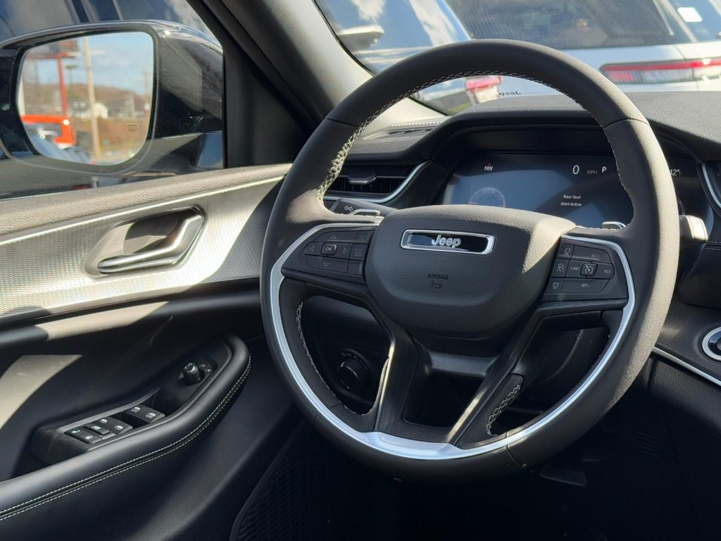 Jeep Grand Cherokee Vehicle Full-screen Gallery Image 08